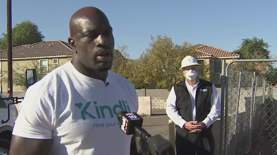 Paying it forward: WWE star Titus O'Neil performs random acts of kindness in Phoenix