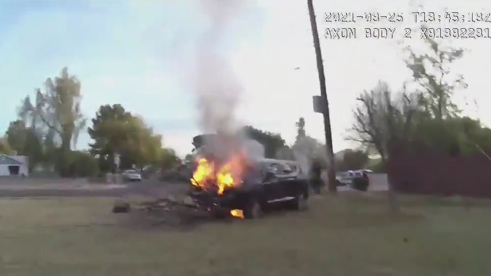 Phoenix Police officers save man from burning car | FOX 10 Phoenix