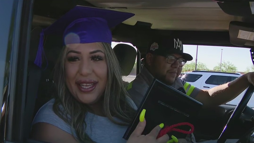 Estrella Mountain Community College holds 'Car-mence-ment' graduation ceremony