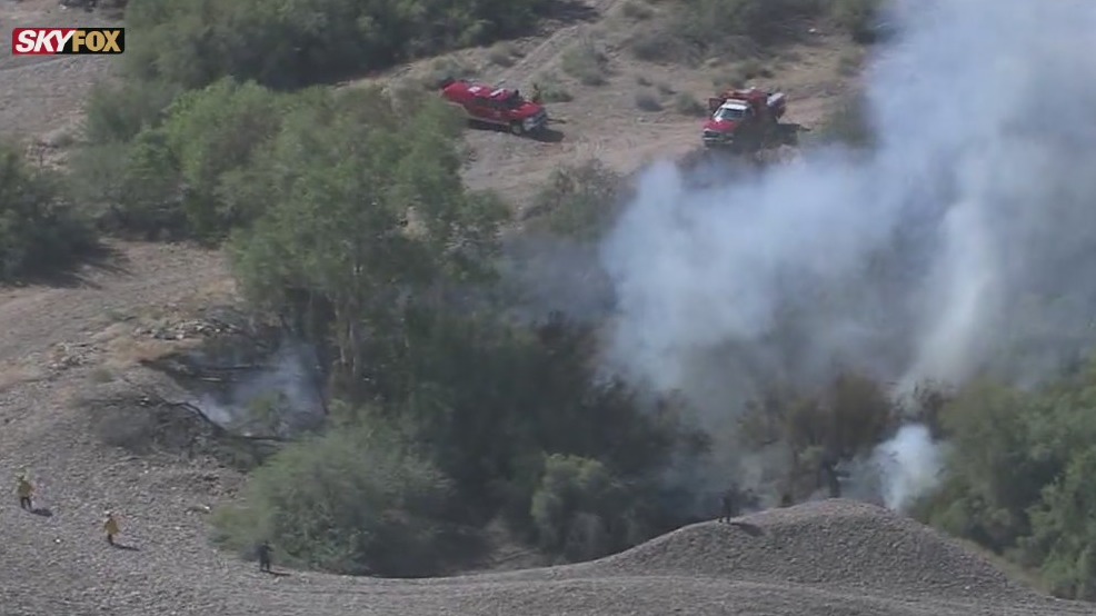 Firefighters battle brush fire in Phoenix | FOX 10 Phoenix