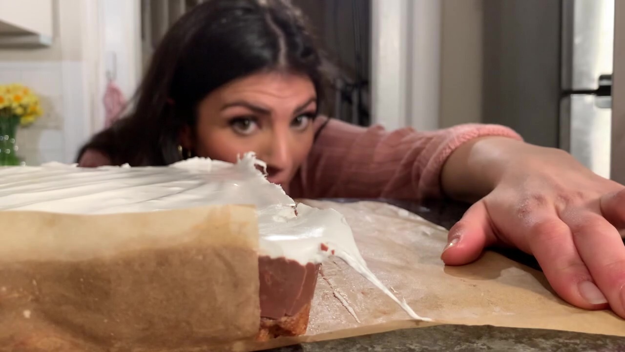 Sweet Memories: FOX 29's Alex George bakes s?mores bars that will remind you of your childhood