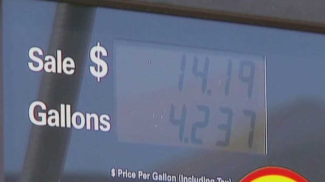 Gas prices continue to drop in Arizona: AAA