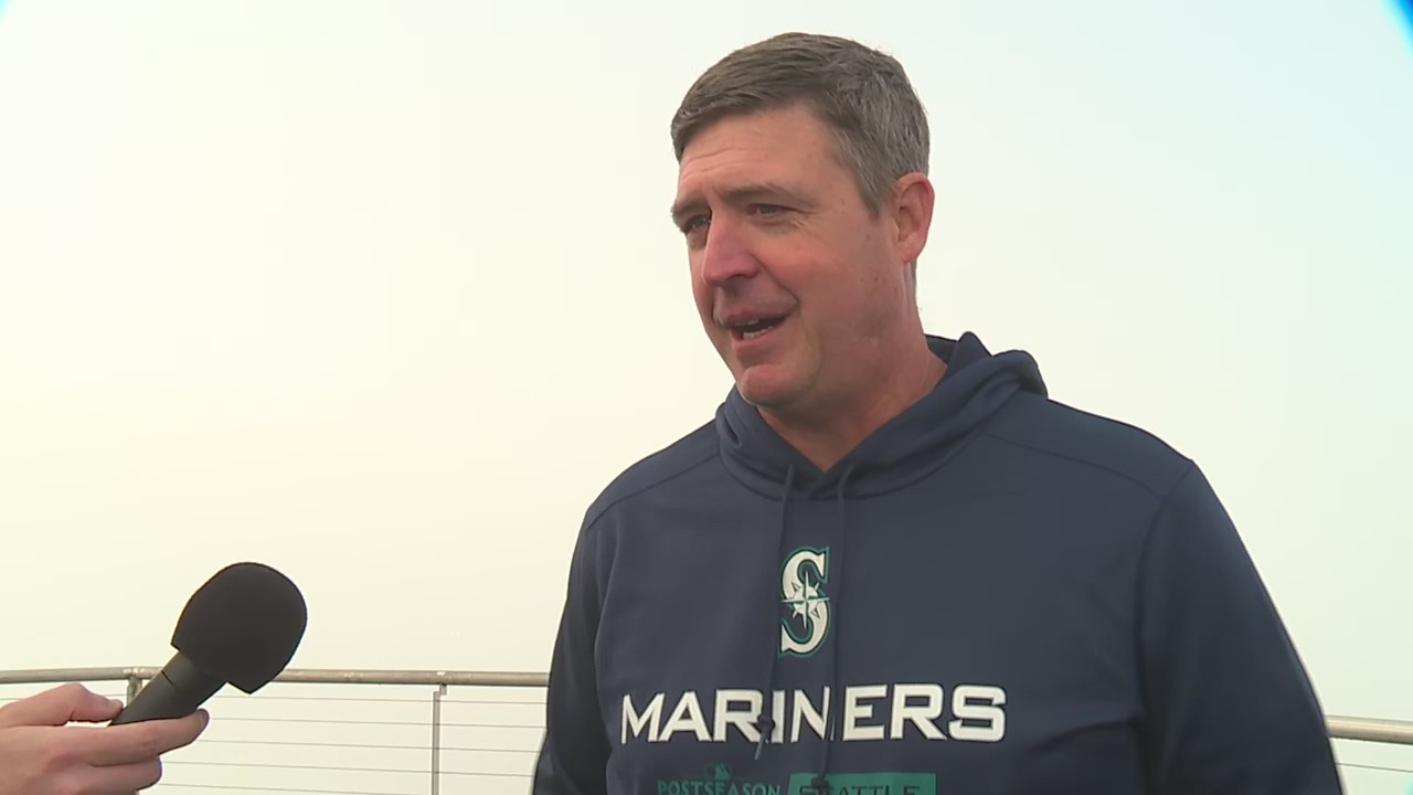 Mariners Hall of Famer Dan Wilson raises flag atop Space Needle