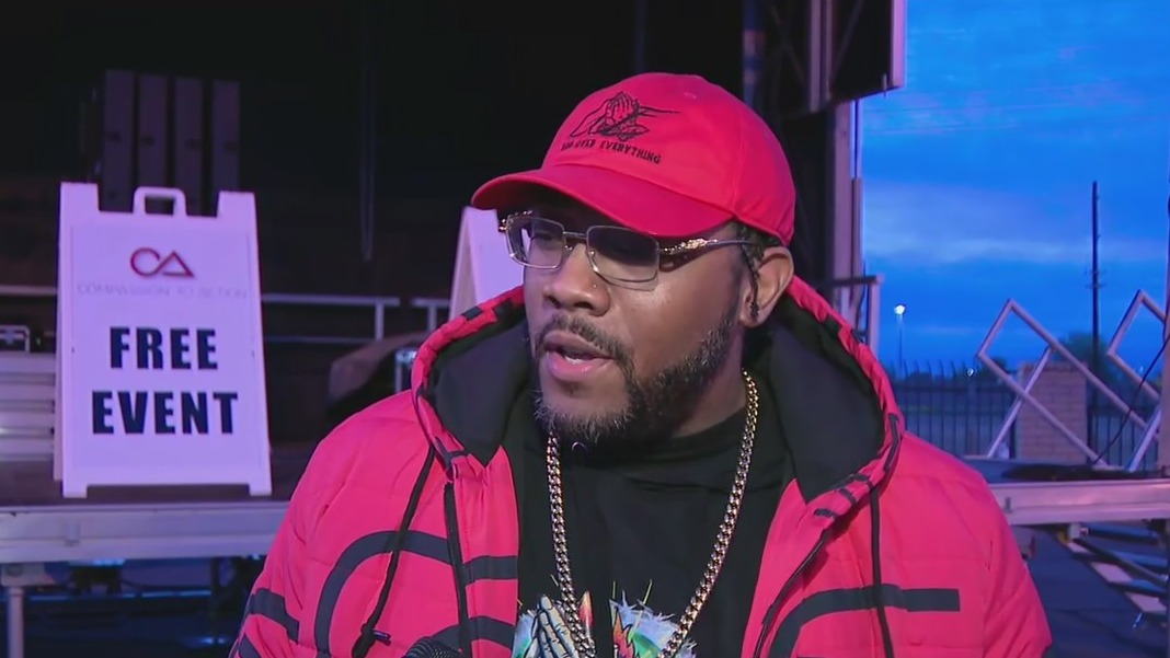 Volunteers handing out food, toys to families in Phoenix on New Year's Eve