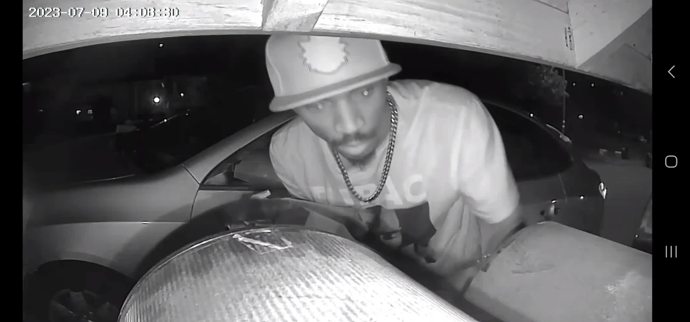 CAUGHT ON CAMERA: Everett Police looking for mail theft suspect