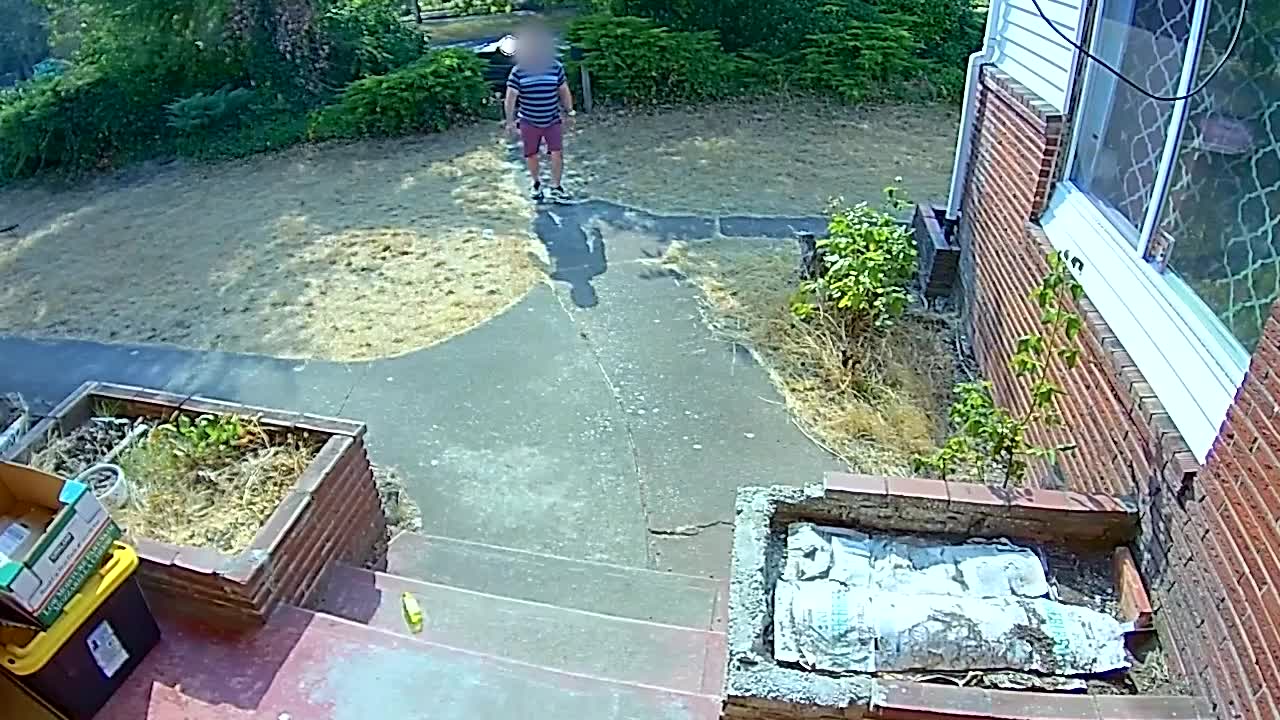 RAW VIDEO: Man tased, robbed on Seattle porch