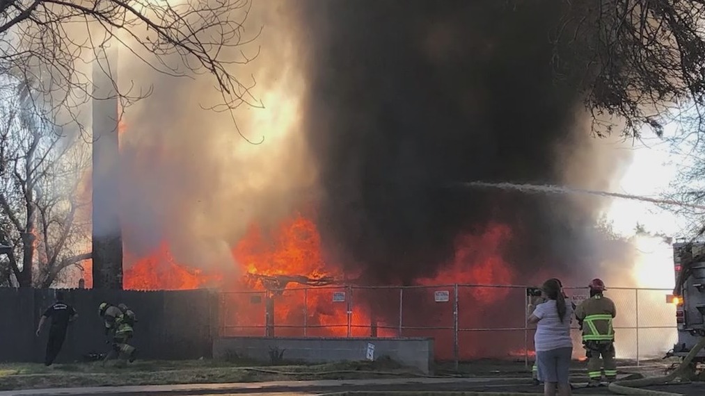 Vacant house goes up in flames in Phoenix | FOX 10 Phoenix