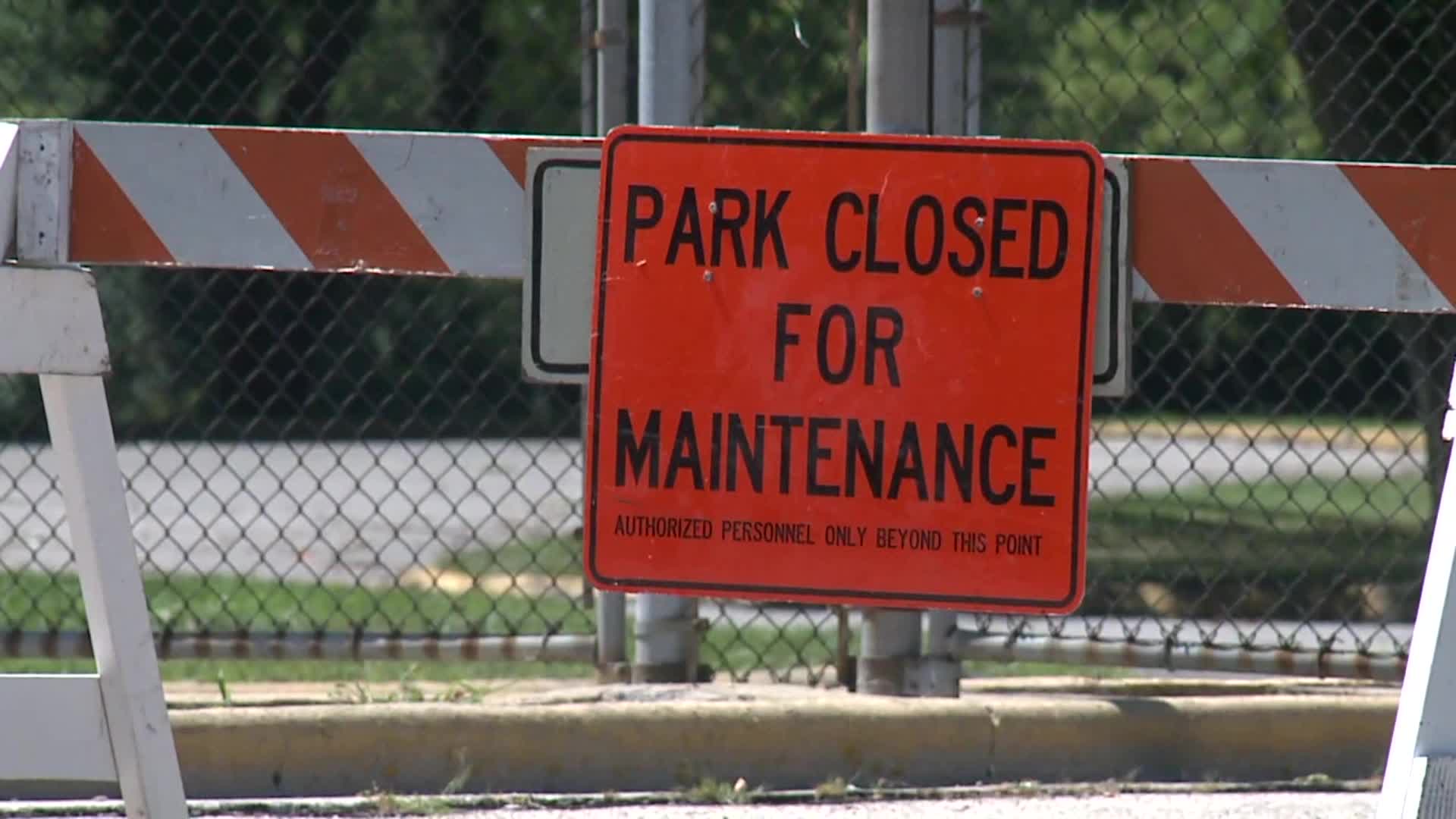 Sinkhole swallows portion of road, closes Racine County?s Quarry Lake Park