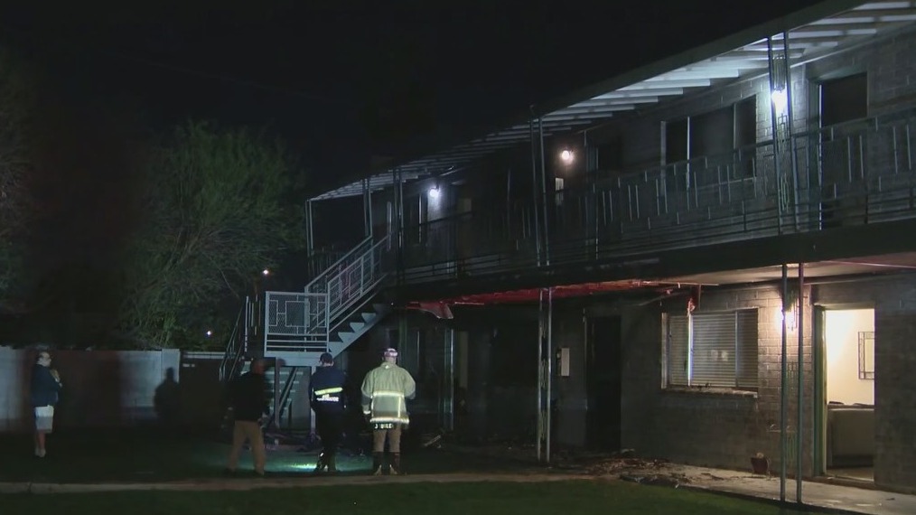 4 displaced after fire burns Phoenix apartment complex | FOX 10 Phoenix