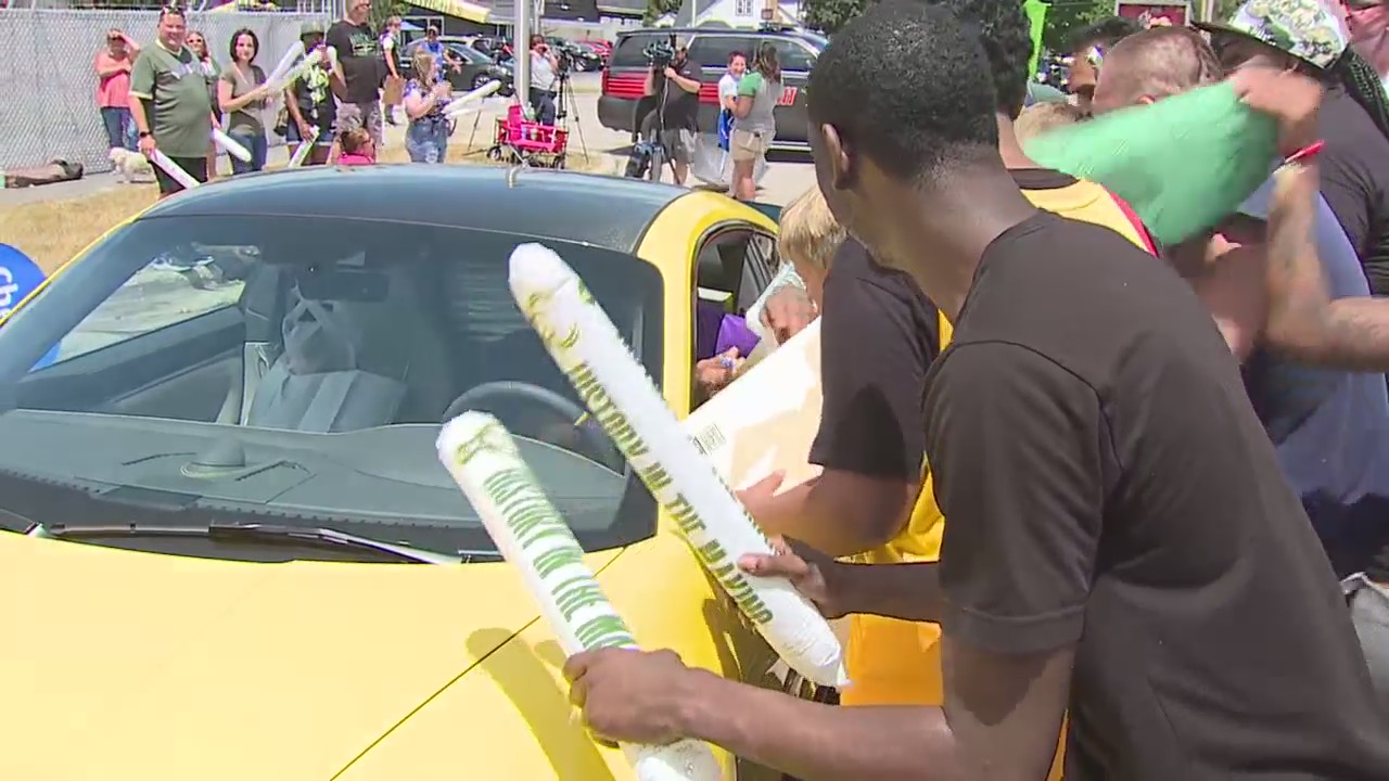 Bucks fans send off team to New York with lots of encouragement