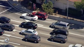 Suspect apparently carjacks vehicle during Hayward chase