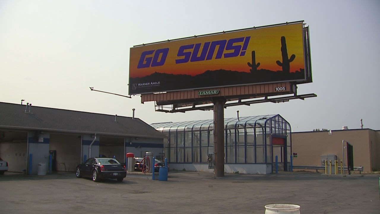 Bucks fans react to Suns billboard in Milwaukee