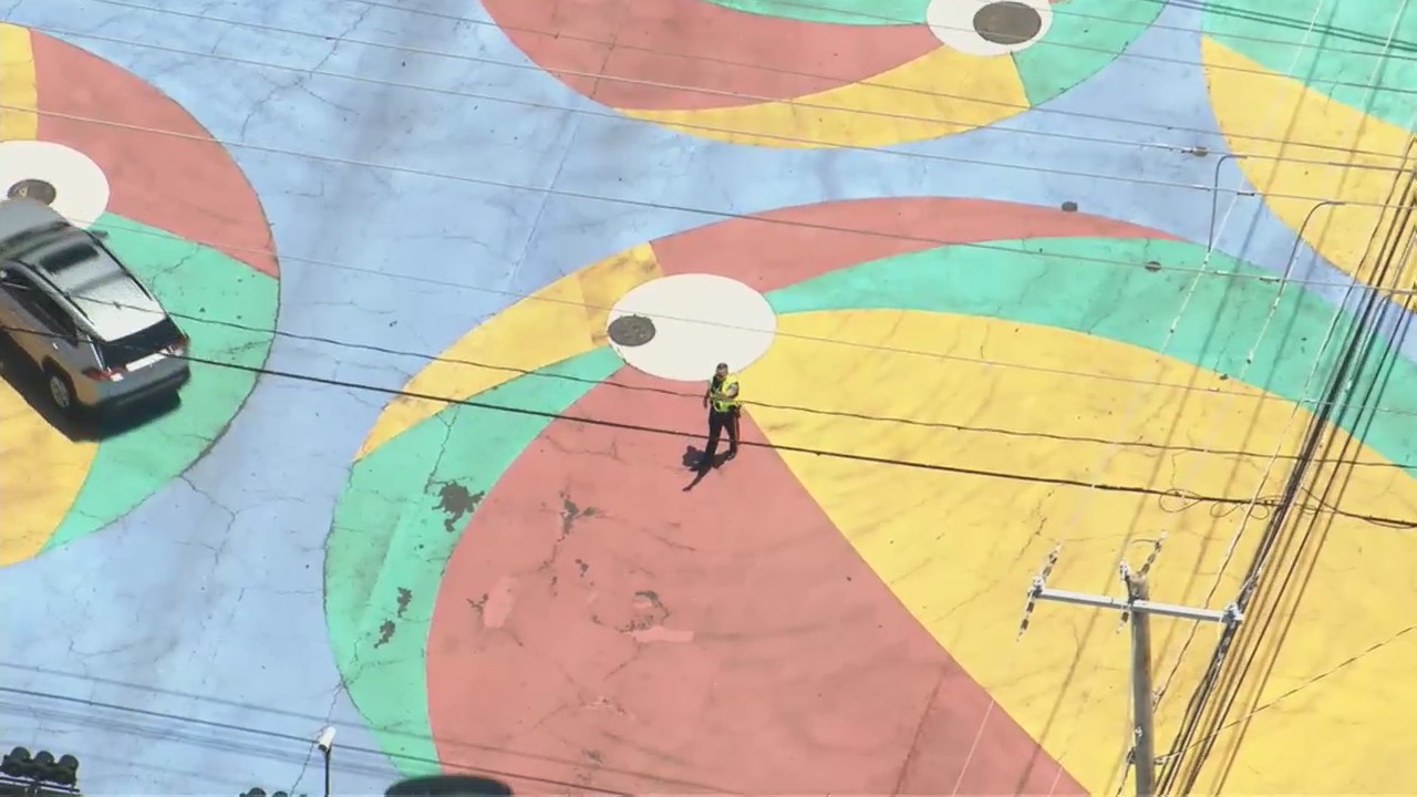 Watch: Police officer directs traffic after power outage impacts traffic lights in Wildwood