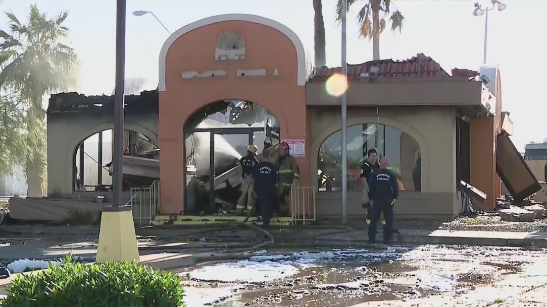 Fire crews battle fire at vacant Phoenix restaurant | FOX 10 Phoenix