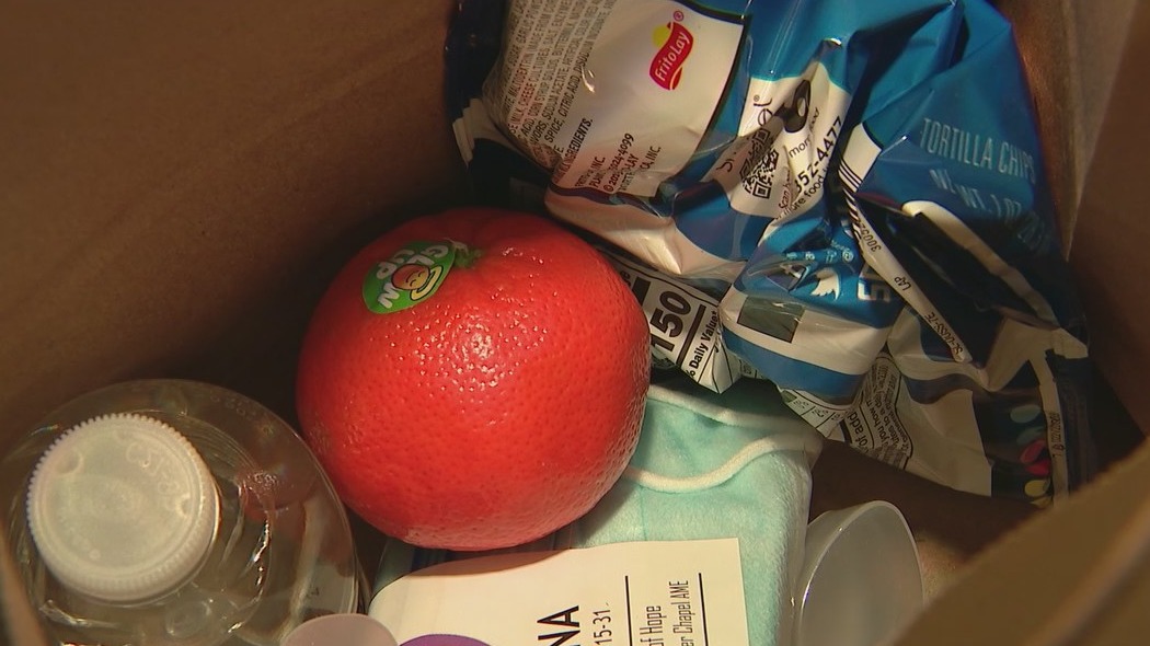 Teens pack lunches to help out Phoenix nonprofit Homeward Bound