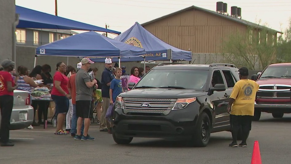 'Phoenix Tools for School' held for the 10th year, helping students strive for success