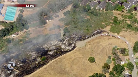 Grass fire burns in Moraga