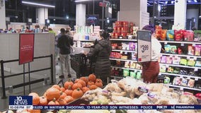 Last-minute shoppers grab items for Thanksgiving feast