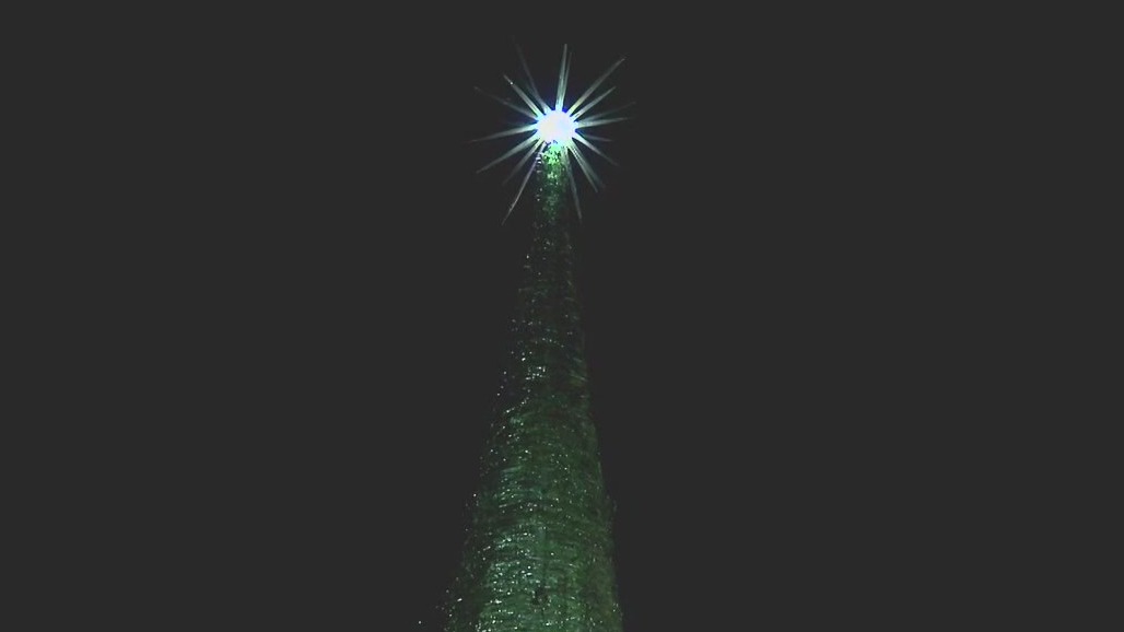 Williams Bay Yerkes Observatory's world's tallest glass Christmas tree