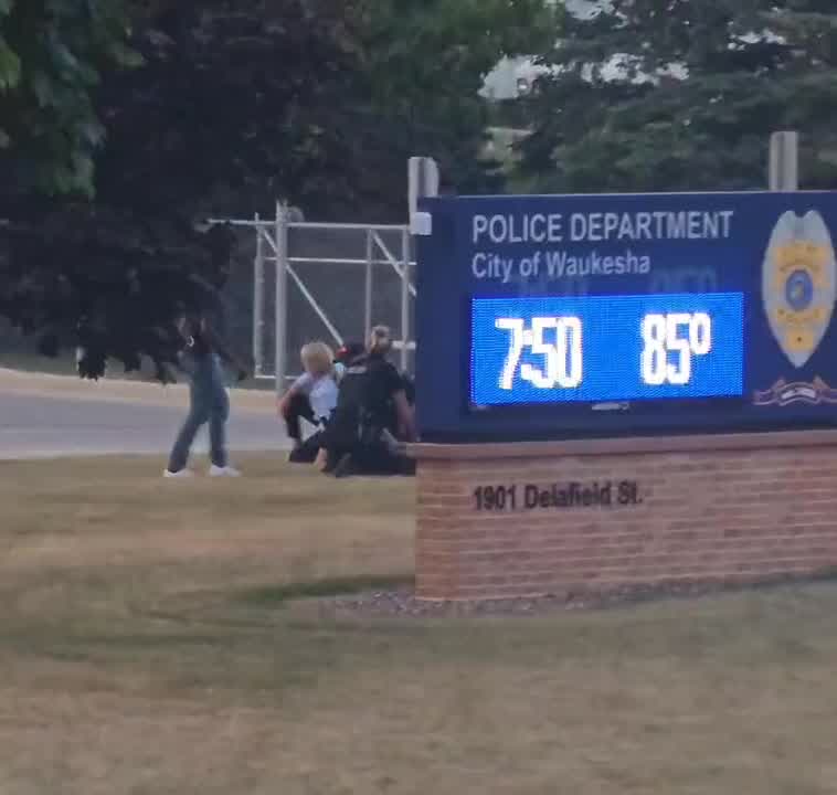 Waukesha theft arrest; man tased