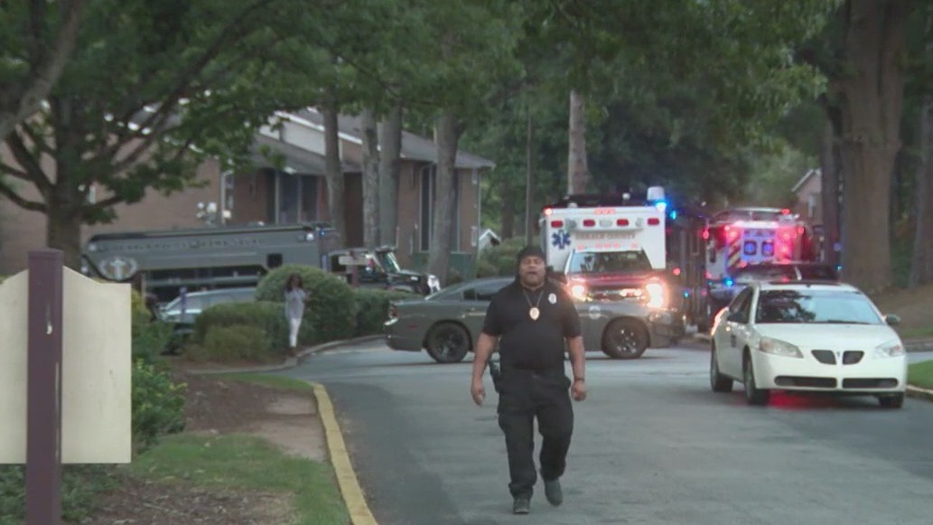 Heavy police presence at apartment complex | FOX 5 Atlanta