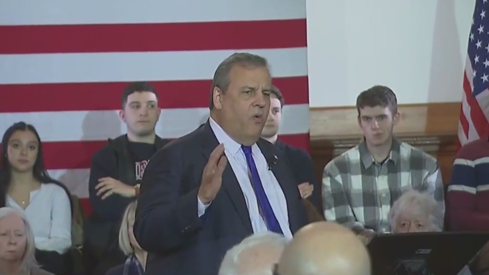 Chris Christie caught on hot mic throwing jab at Nikki Haley
