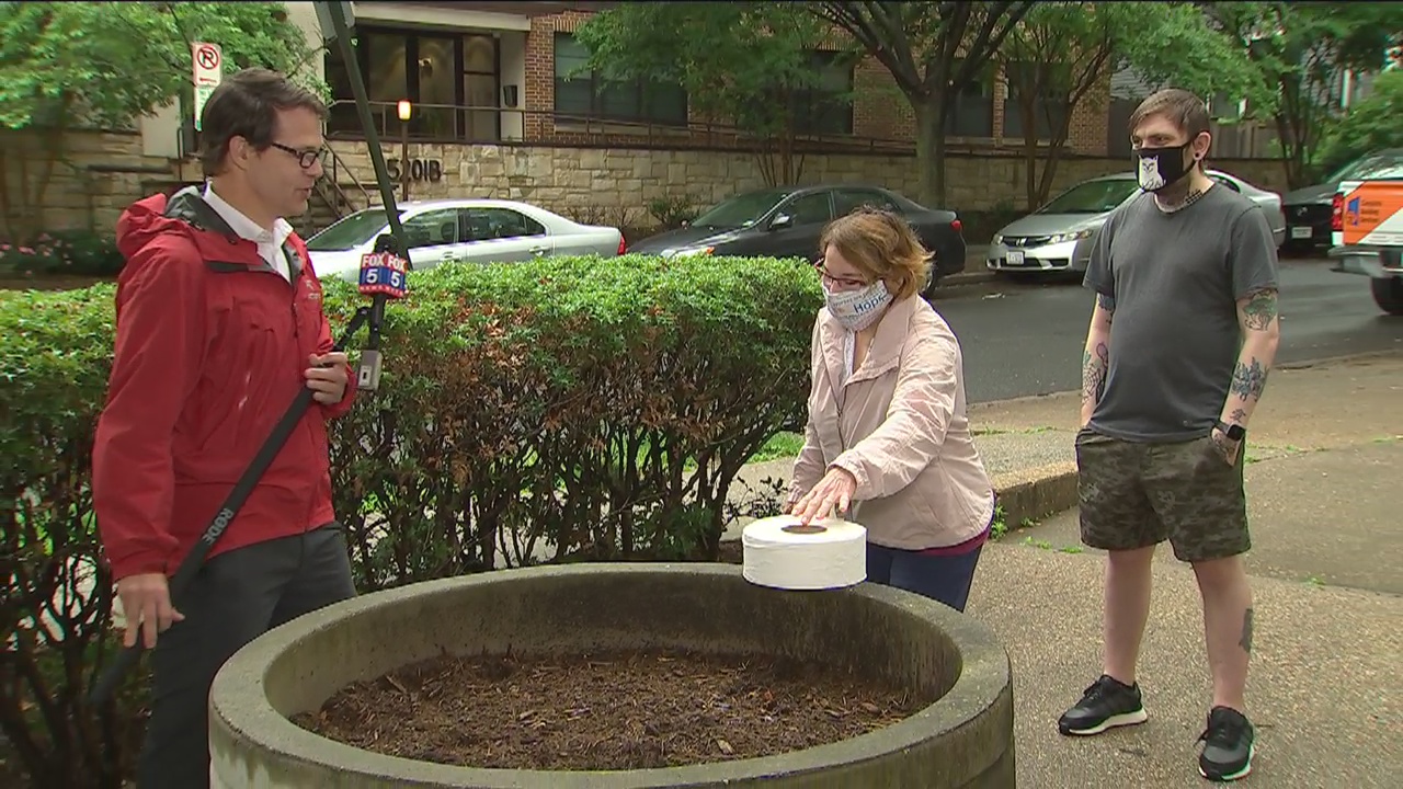 FOX 5 viewer surprises Tucker with giant roll of toilet paper