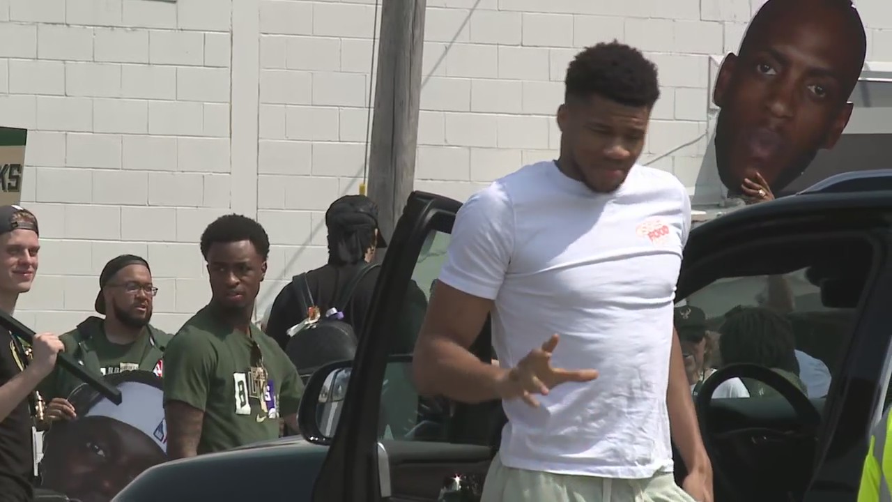 Bucks leave for Boston, Game 5