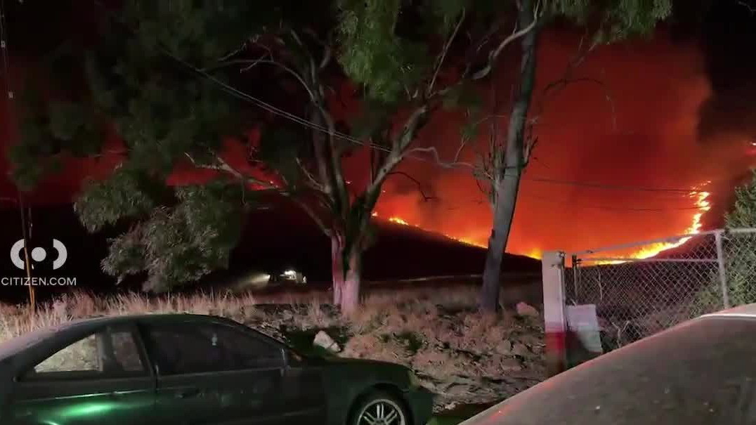 Canyon Crest fire burning parts of Riverside County