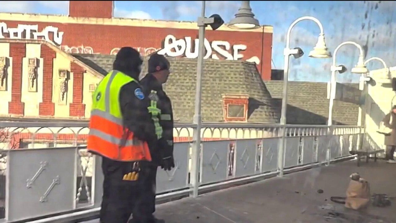 Man sets himself on fire near CTA Blue Line, officials say 