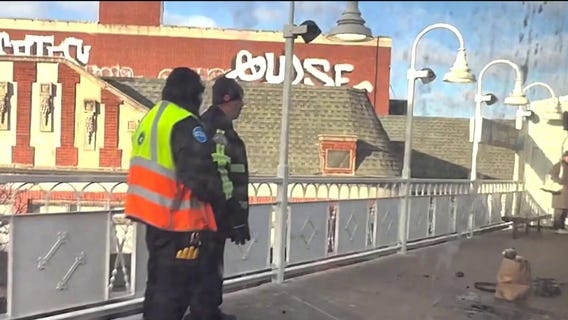 Man sets himself on fire near CTA Blue Line, officials say 