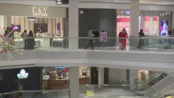 Christmas Eve: Last-minute shoppers dash to Woodfield Mall