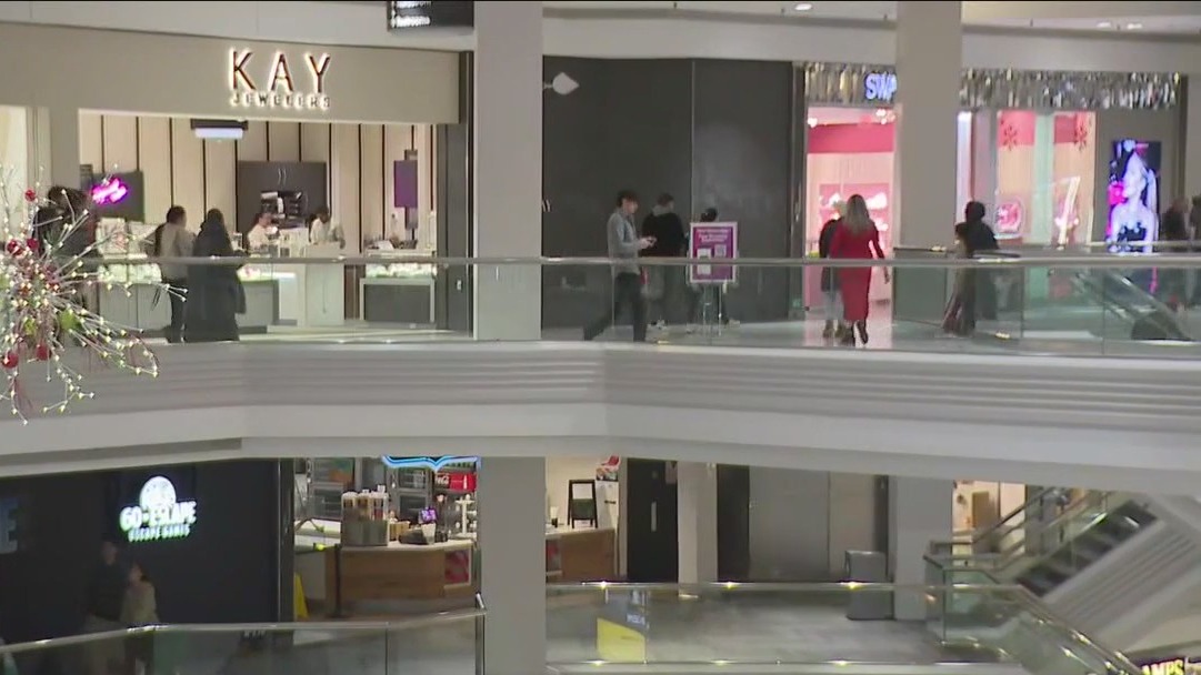 Christmas Eve: Last-minute shoppers dash to Woodfield Mall