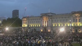 LIVE LOOK: Crowds gather at Buckingham Palace following death of Queen Elizabeth II