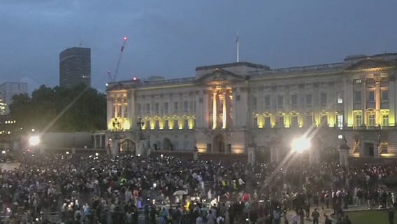 LIVE LOOK: Crowds gather at Buckingham Palace following death of Queen Elizabeth II