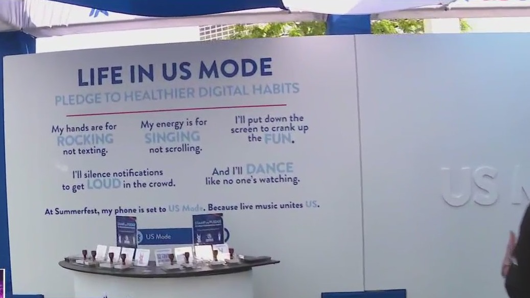 US Mode Lounge; connect with friends