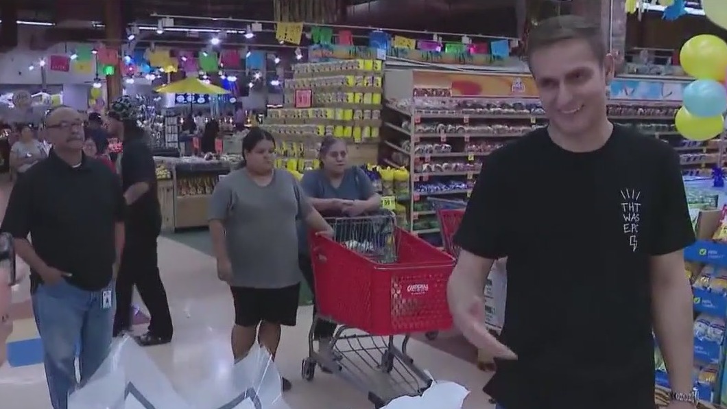 Phoenix influencer hosts grocery giveaway