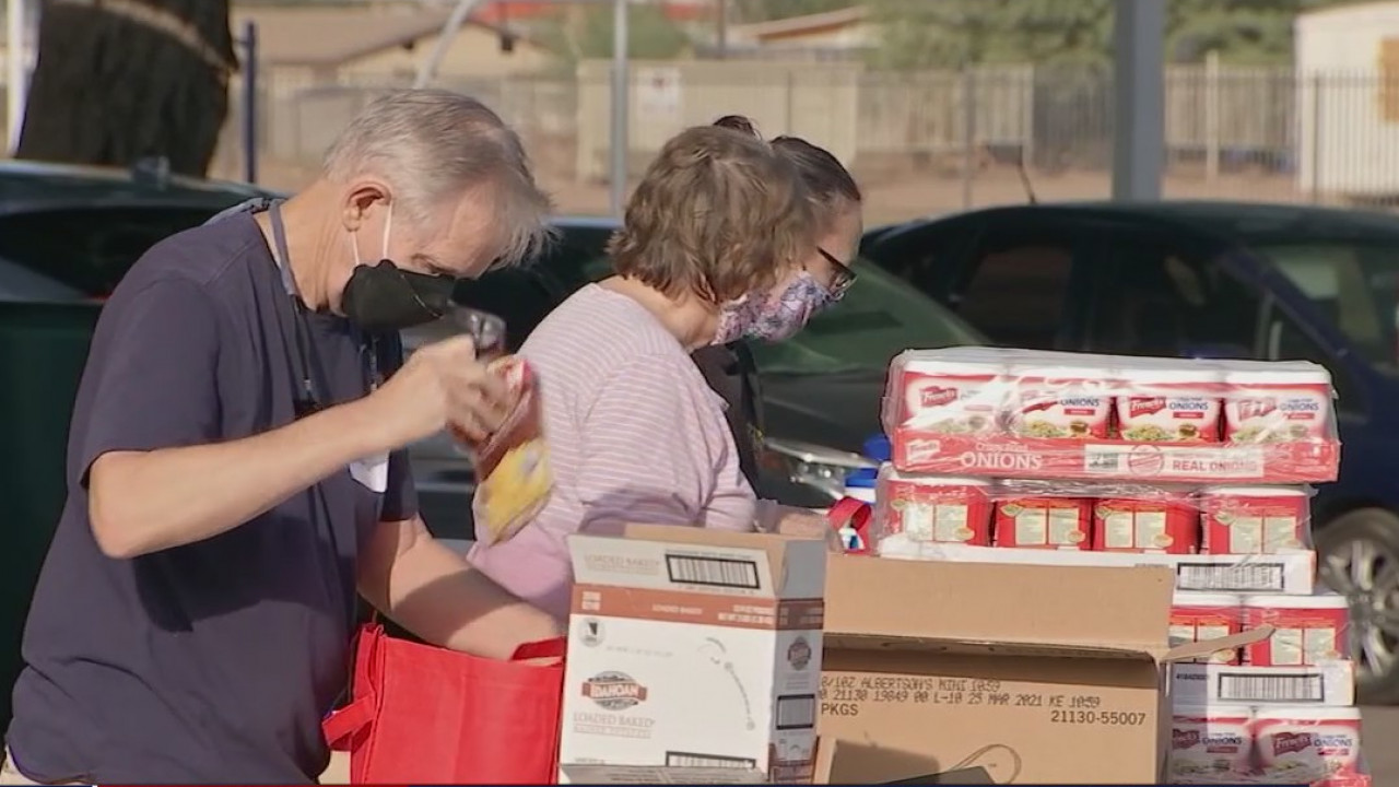 Phoenix Rescue Mission holds Thanksgiving drive-thru