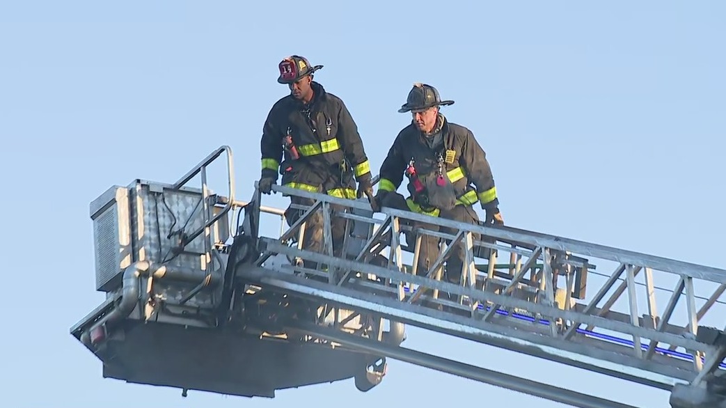 Fire breaks out at building on Chicago's West Side