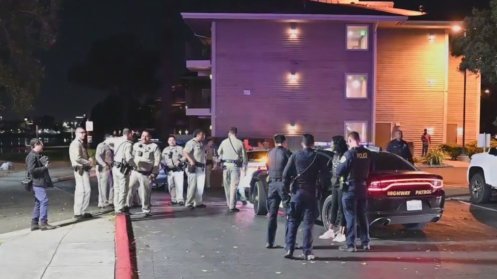 CHP pursuit in Oakland, 2 arrests