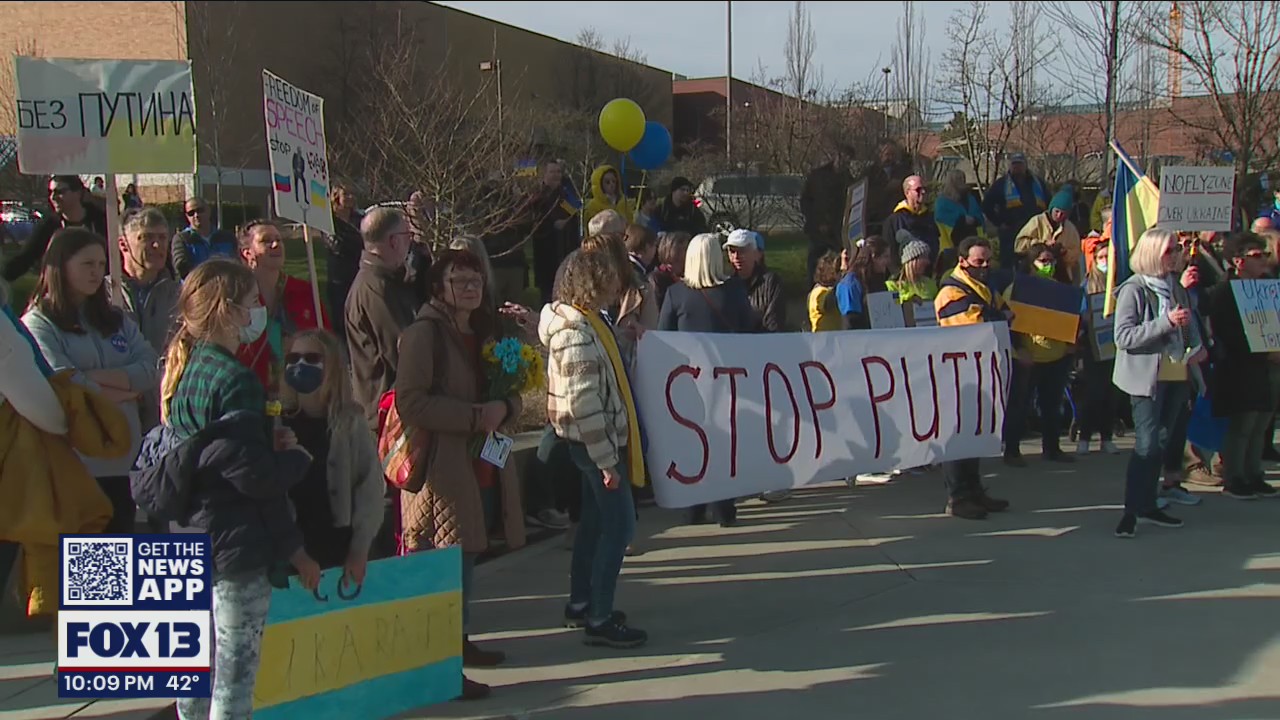 Hundreds join 'Stand in Solidarity with Ukraine' rally