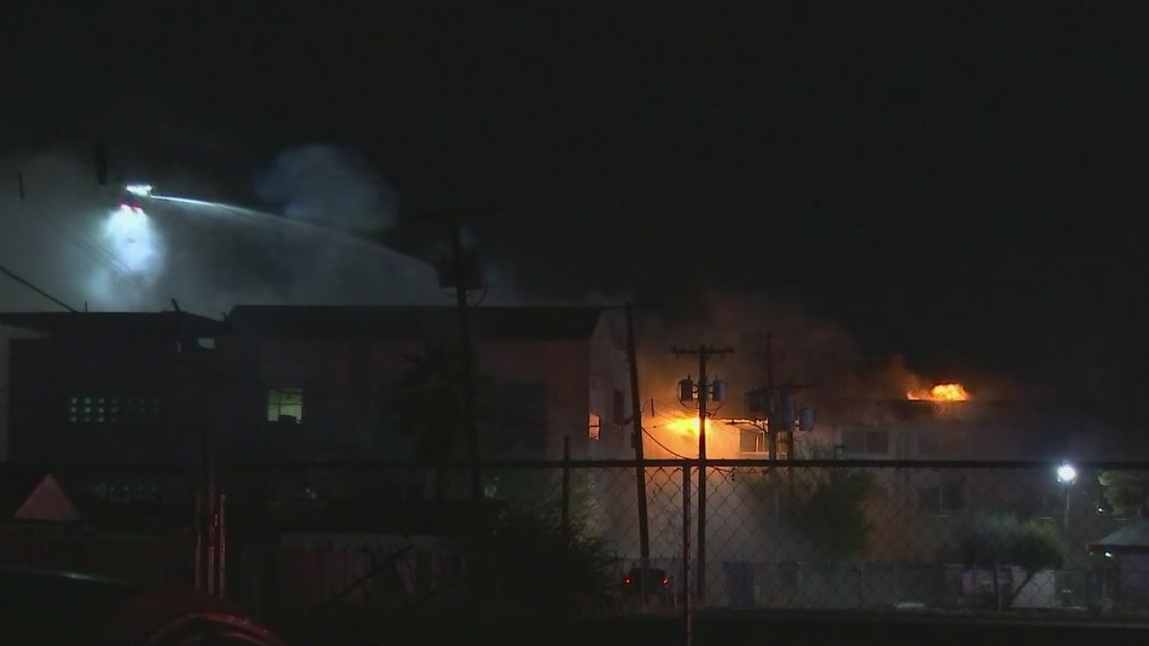Firefighters battled fire at Phoenix building | FOX 10 Phoenix