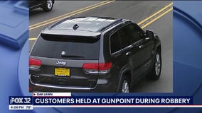 Oak Lawn 7-Eleven cashier, customers robbed at gunpoint