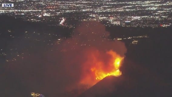 New fire erupts in Hollywood Hills