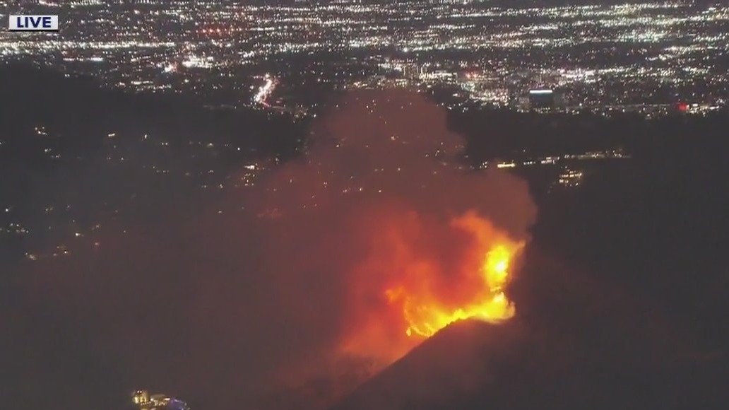 New fire erupts in Hollywood Hills