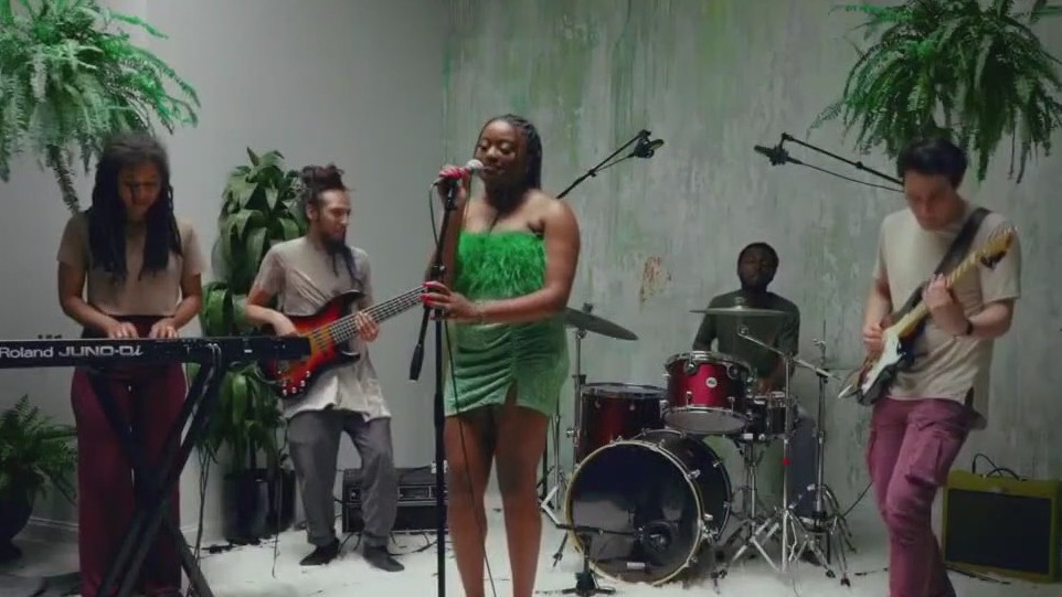 Ayoni performs 'What to a Sinner is Holy'