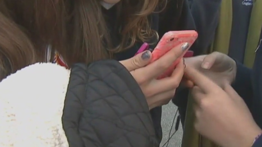 LA Unified bans cell phone use during school hours