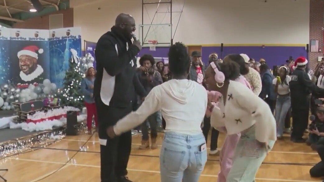 Shaq spreads holiday cheer