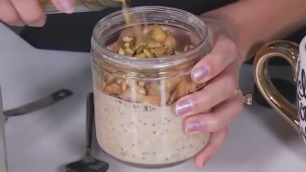 Cinnamon apple overnight oats recipe from FOX 7 Austin's Tierra Neubaum