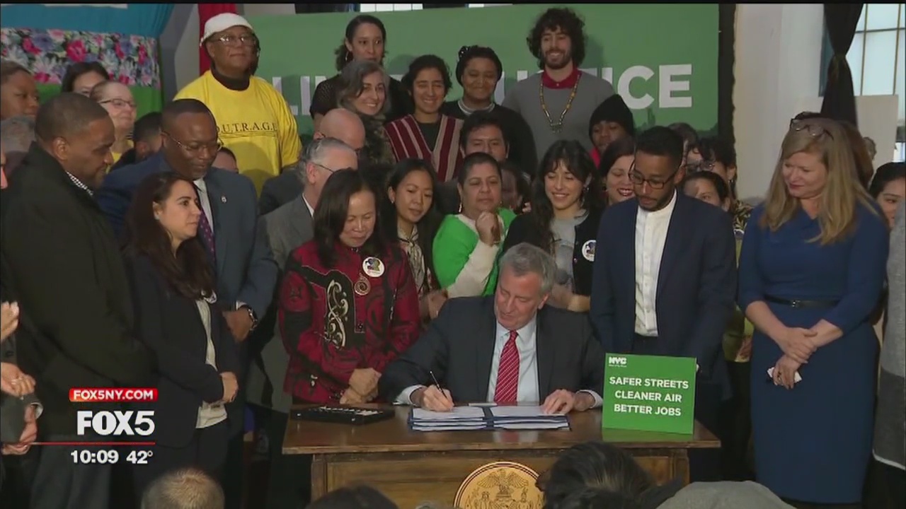 De Blasio signs law largely eliminating private garbage collection in NYC